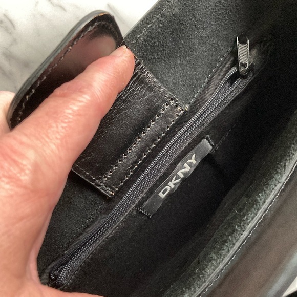 Vintage DKNY Black Suede Purse With Embossed Floral Handles - Picture 8 of 12